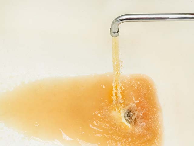 rostiges wasser aus korrodierter leitung Braunes Wasser aus einer korrodierten Wasserleitung