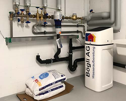 entkalkungsanlage mit salz TecnoSoft ECO Premium Wasserenthärtungsanlage installiert von Bögli AG Haustechnik im Technikraum eines Einfamilienhauses